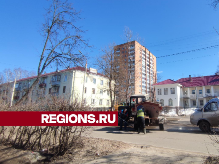 Специальная бригада коммунальщиков заделала ямы на улице Курчатова и напротив Дома учителя новости Дубны 