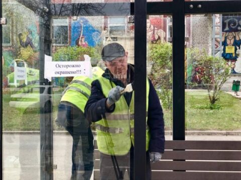 Коммунальщики приступили к покраске автобусных остановок в Дубне новости Дубны 