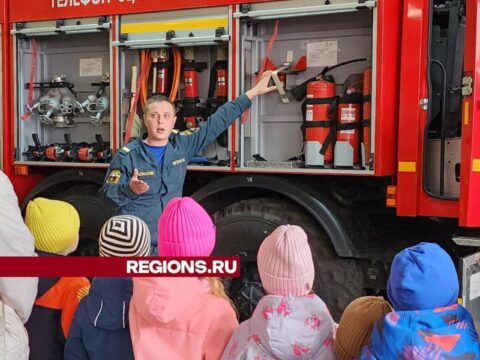 Детсадовцы Дубны примерили форму спасателей и изучили спецтехнику во время экскурсии в пожарную часть новости Дубны 