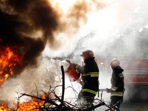Пожар уничтожил барак на территории бывшего Волжского строительного училища в Дубне новости Дубны 
